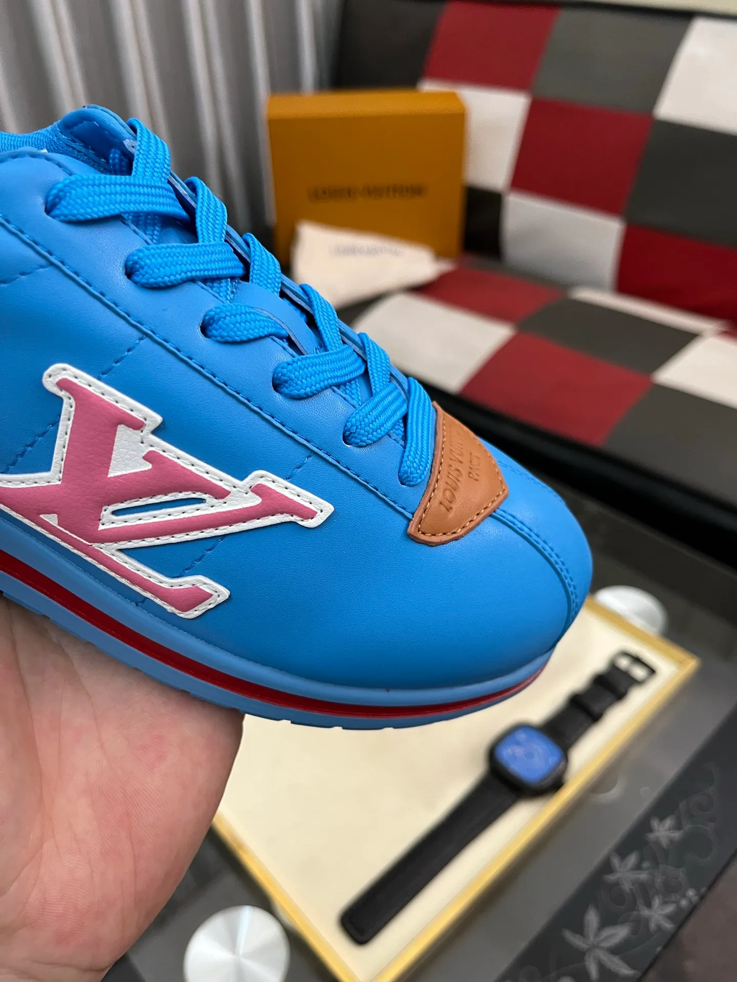 Men's shoes 💰700⌚️⌚️LV TARINE Louis Vuitton x Tyler joint model Donkey brand L family embossed couple style casual sneakers skate shoes original purchase and development This LV Trainer sneaker comes from the Louis Vuitton and Tyler collaboration series. The Monogram pattern and brand logo are transformed into nubuck calf leather embossing and side decoration respectively, witnessing the artist's creative interpretation of classic elements. The deep tones accentuate the complex upper, which requires hours of craftsmanship to complete. Exquisitely packaged at the delivery counter🛍📦 ▪️Fabrics: Original customized first-layer cowhide ▪️Inner lining: Original customized breathable mesh ▪️Outsole: Original open-molded two-color TPU combination outsole ▪️Sole thickness: 3CM ▪️Size: Women's 35-40 / Men's 38-46